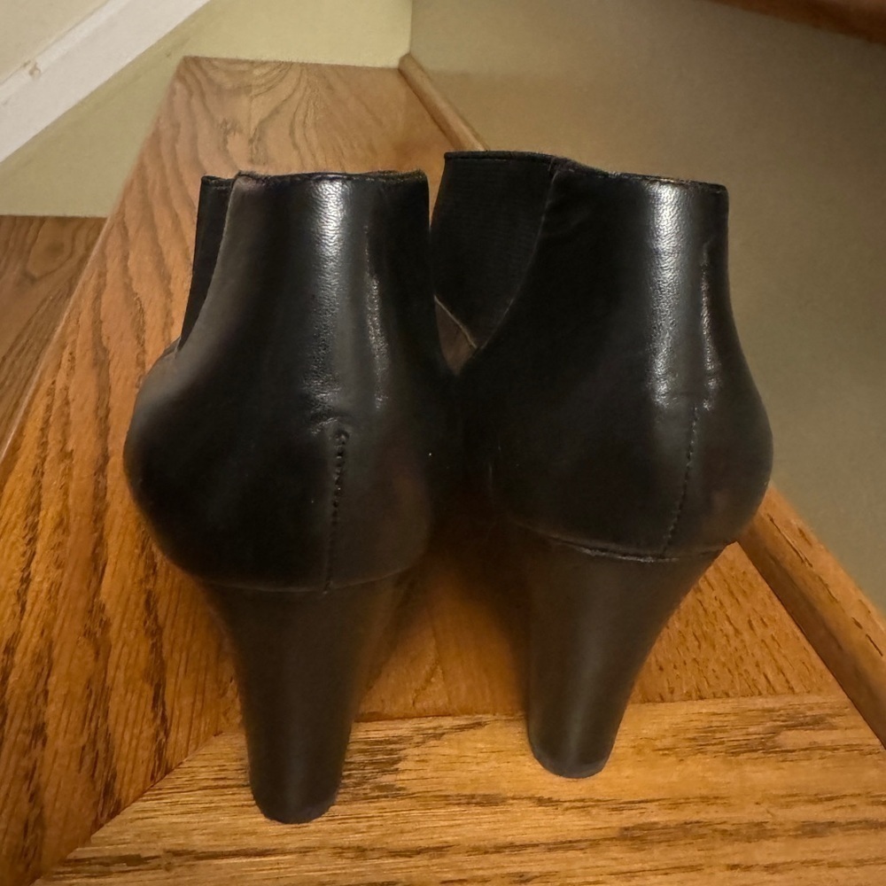 BANDOLINO Leather Heeled Elastic Pull On Bootie Heels Women’s Size 10 M Black - Picture 4 of 6